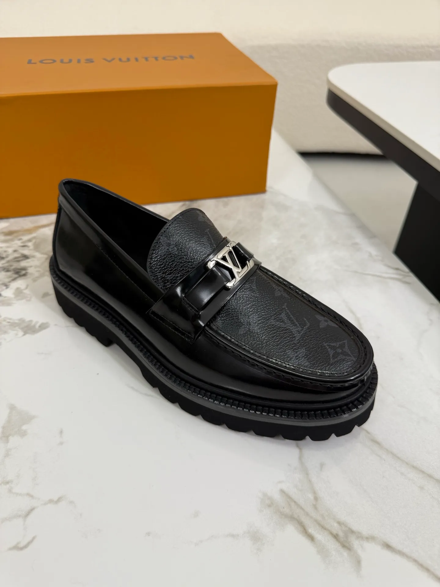 [L Family] Top P: 800💰 ▪️Size: 39-44 (38.45 custom-made) The top male god leather shoes Lv series are sold at the same time with original factory configuration, original cowhide fabric imported from Italy, soft and comfortable, imported water-dyed cow lining, soles: original ultra-light French foam outsole super comfortable, original factory with single goods 🔍🔍high quality, can be entered and exited at will, welcome to compare and synchronize.
